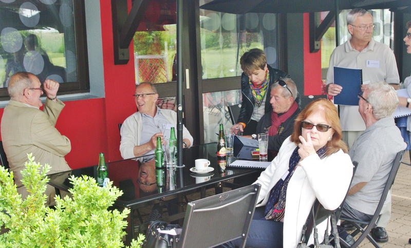 02_Imgp7980 (Balvay).jpg - Les premiers arrivés, déjà attablés sur la terrasse.